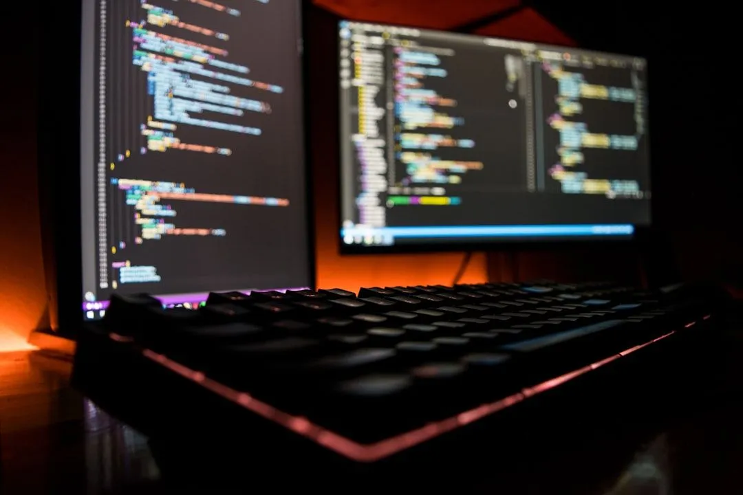 Entwicklungs-Setup im BlankStudio – Code auf mehreren Bildschirmen