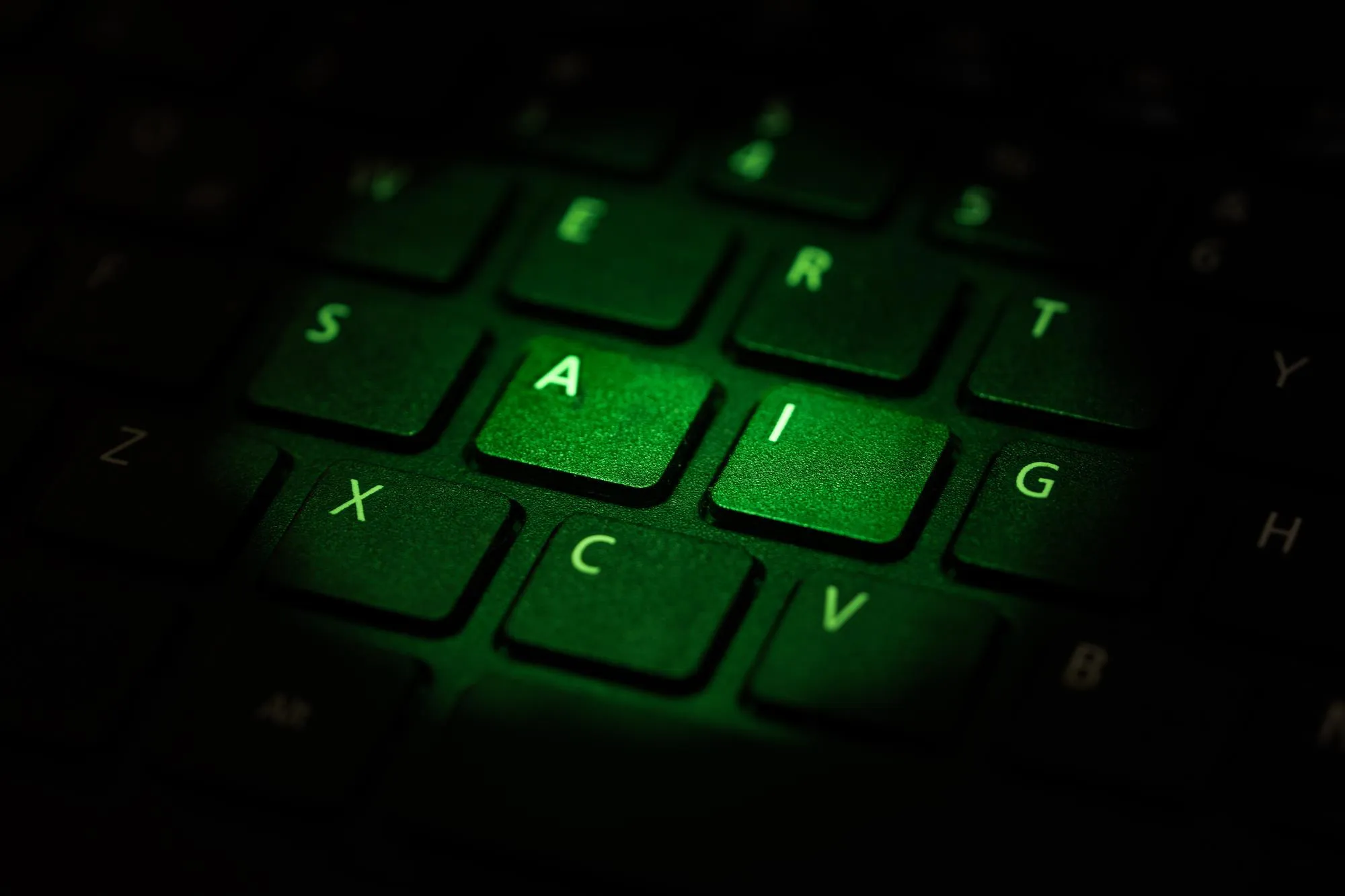 Tastatur mit hervorgehobenen Tasten A und I im grünen Licht