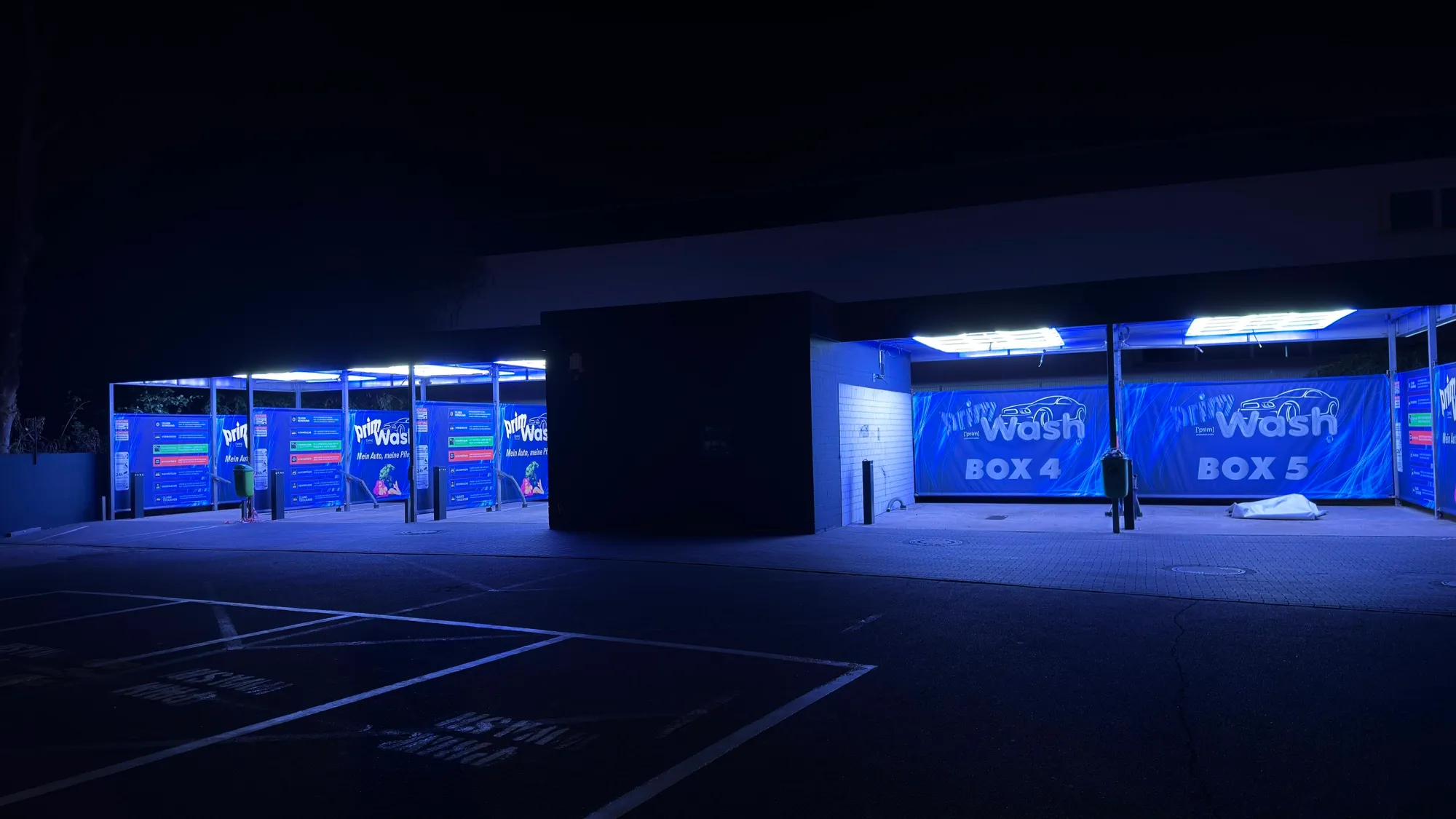 Prim Wash Standort bei Nacht – beleuchtete Boxen und Markengrafik