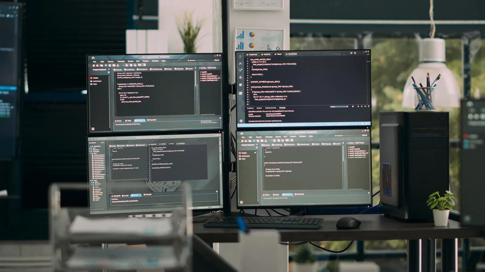 Entwicklungsplatz im BlankStudio – Code auf mehreren Bildschirmen